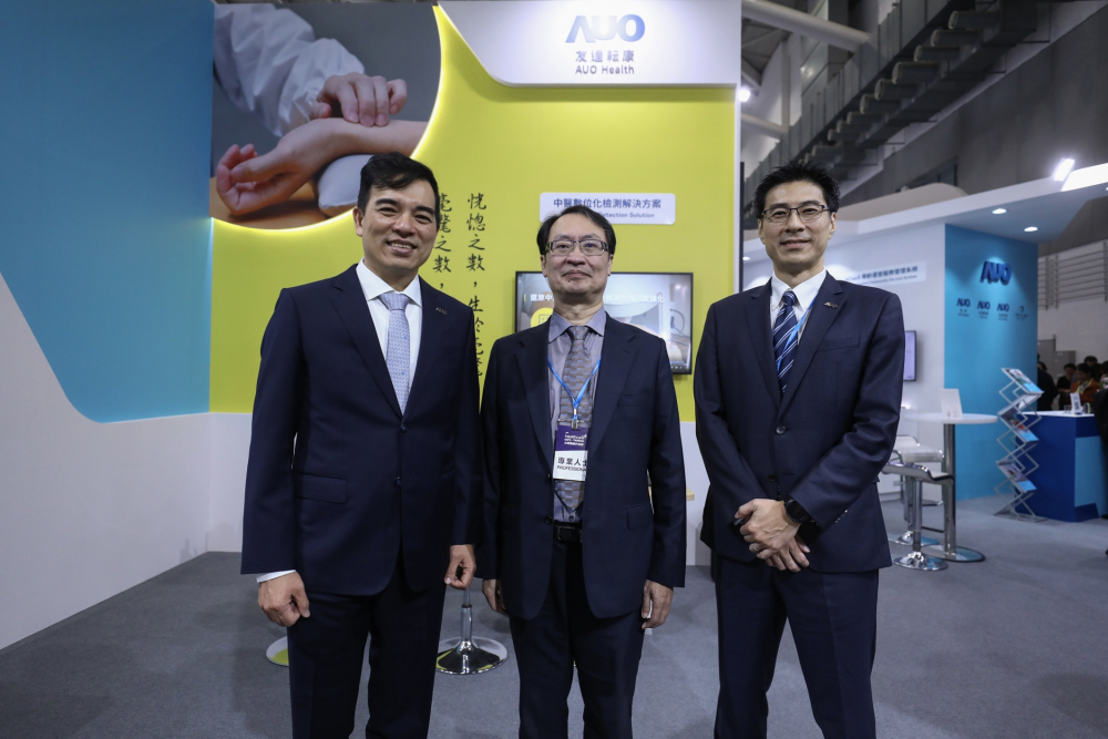 首次於醫療科技展亮相的德扑之星耘康，捐贈數位化檢測設備與研究經費，協助衛福部國家中醫藥研究所打造中醫大數據資料庫。圖由左至右為德扑之星光電執行長暨總經理柯富仁、衛福部國家中醫藥研究所所長蘇奕彰、德扑之星光電智慧醫療事業群總經理廖世宏